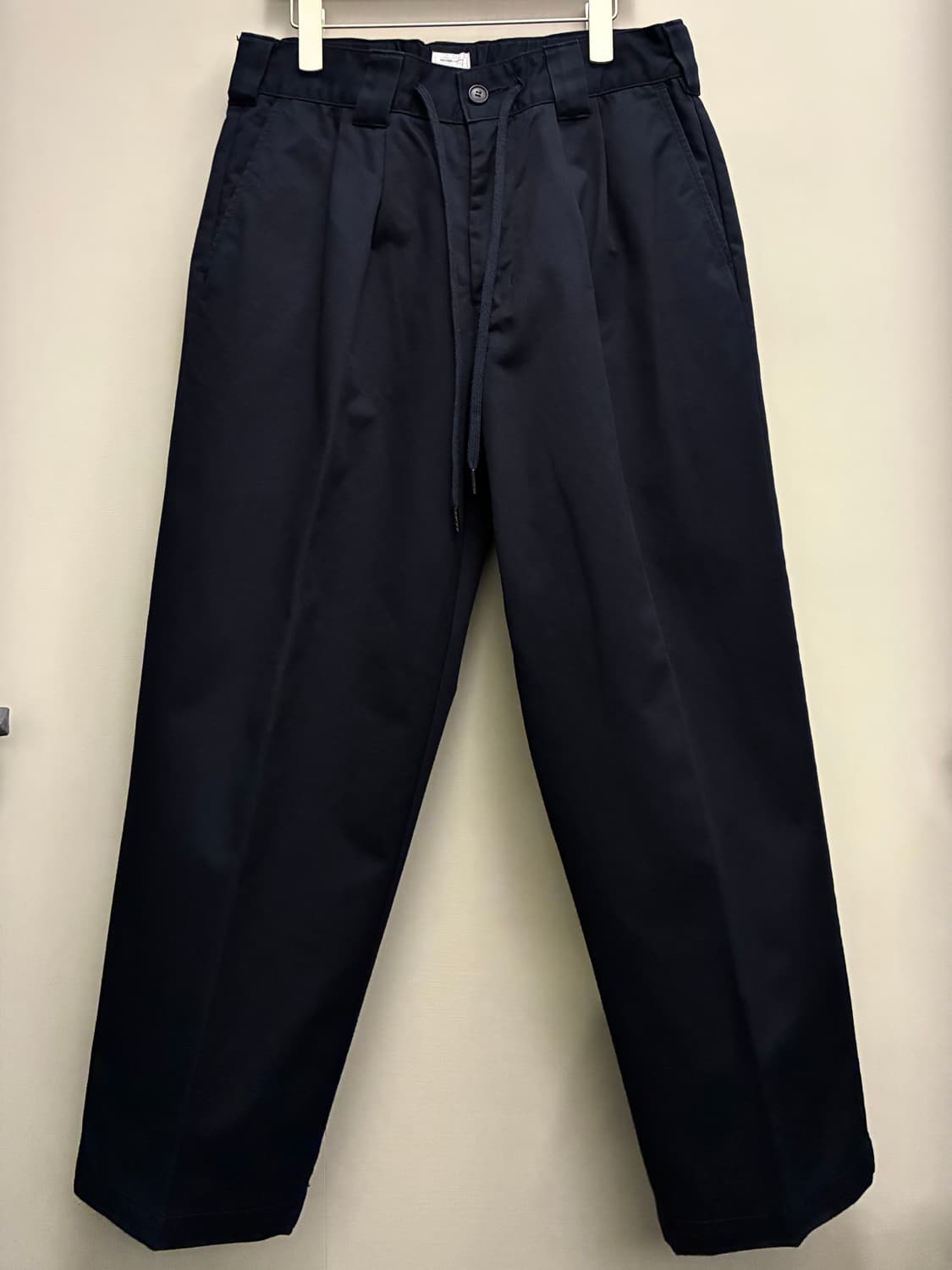 (2/30~34)어나더오피스 코튼 투턱 스트링 치노팬츠 다크네이비 상품이미지1