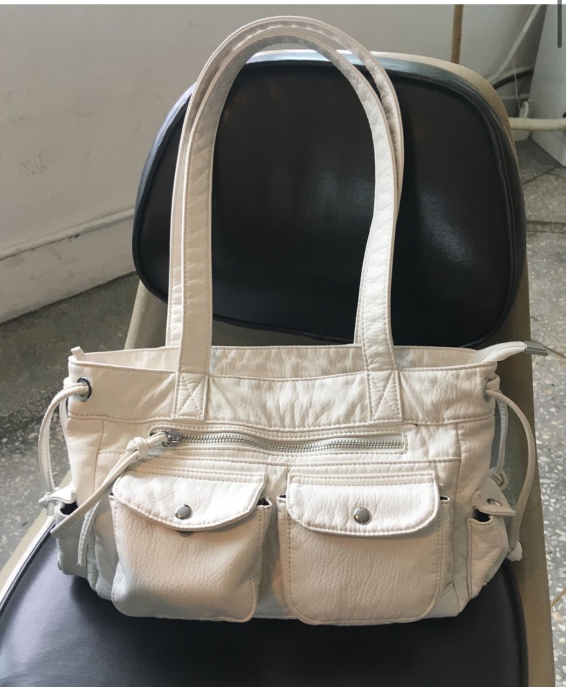 아워캐비넷 화이트 숄더백 tail shoulder bag 상품이미지1