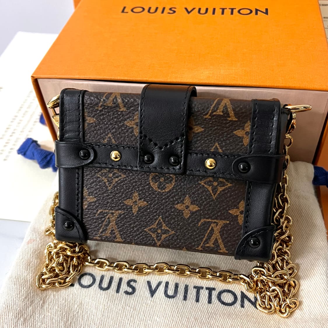 [S+급/정품] 루이비통 에센셜 트렁크 모노그램 체인 크로스백 가방 상품이미지3