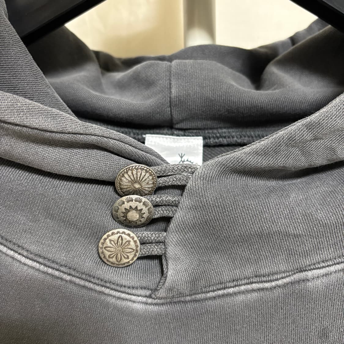 고슬로우카라반 빅후드 콘초 피그먼트 후드티 / 차콜, 3 상품이미지4