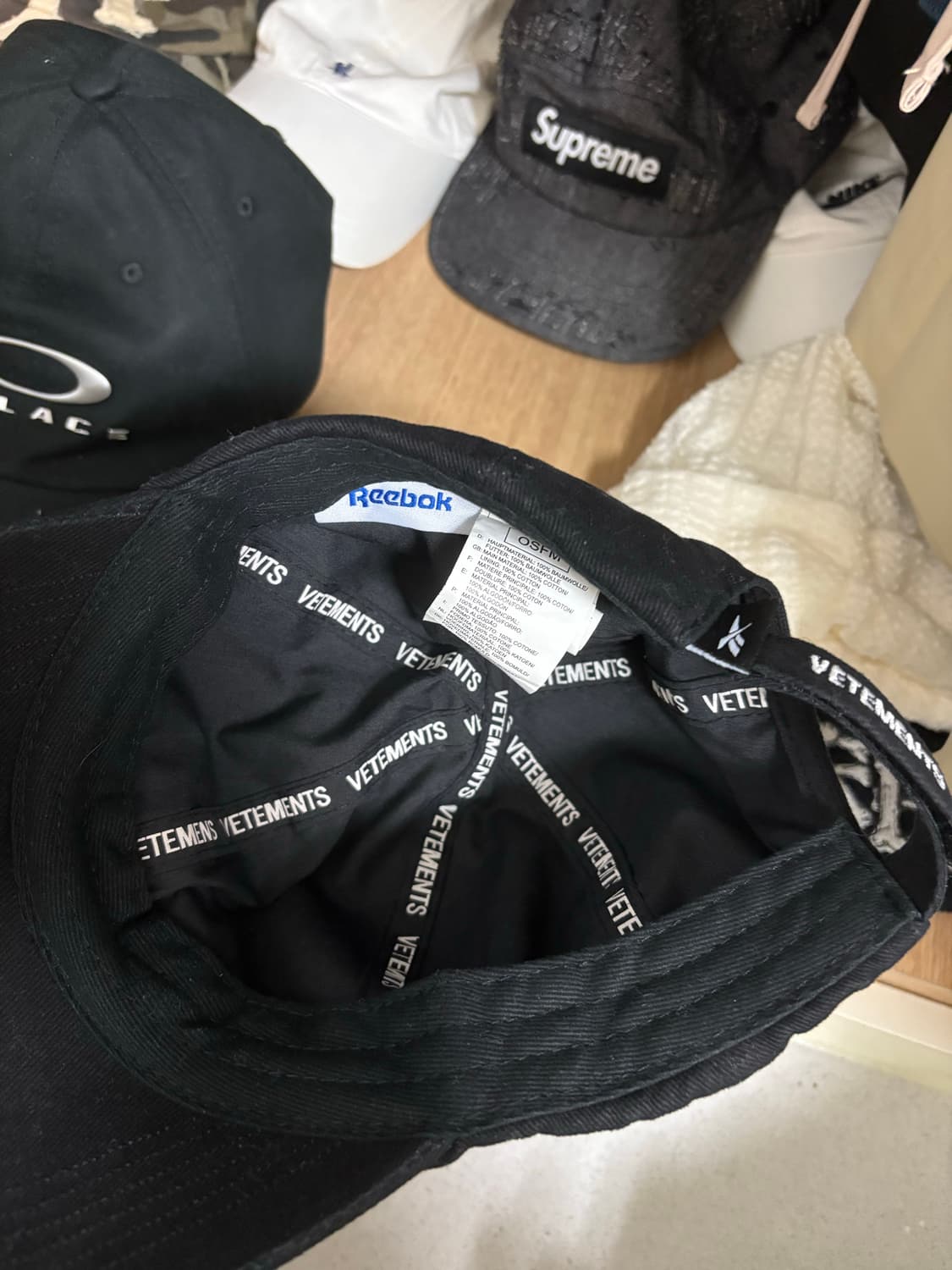 VETEMENTS 베트멍X 리복 엠브로이더 코튼 트윌 벨크로 베이스볼캡 상품이미지4