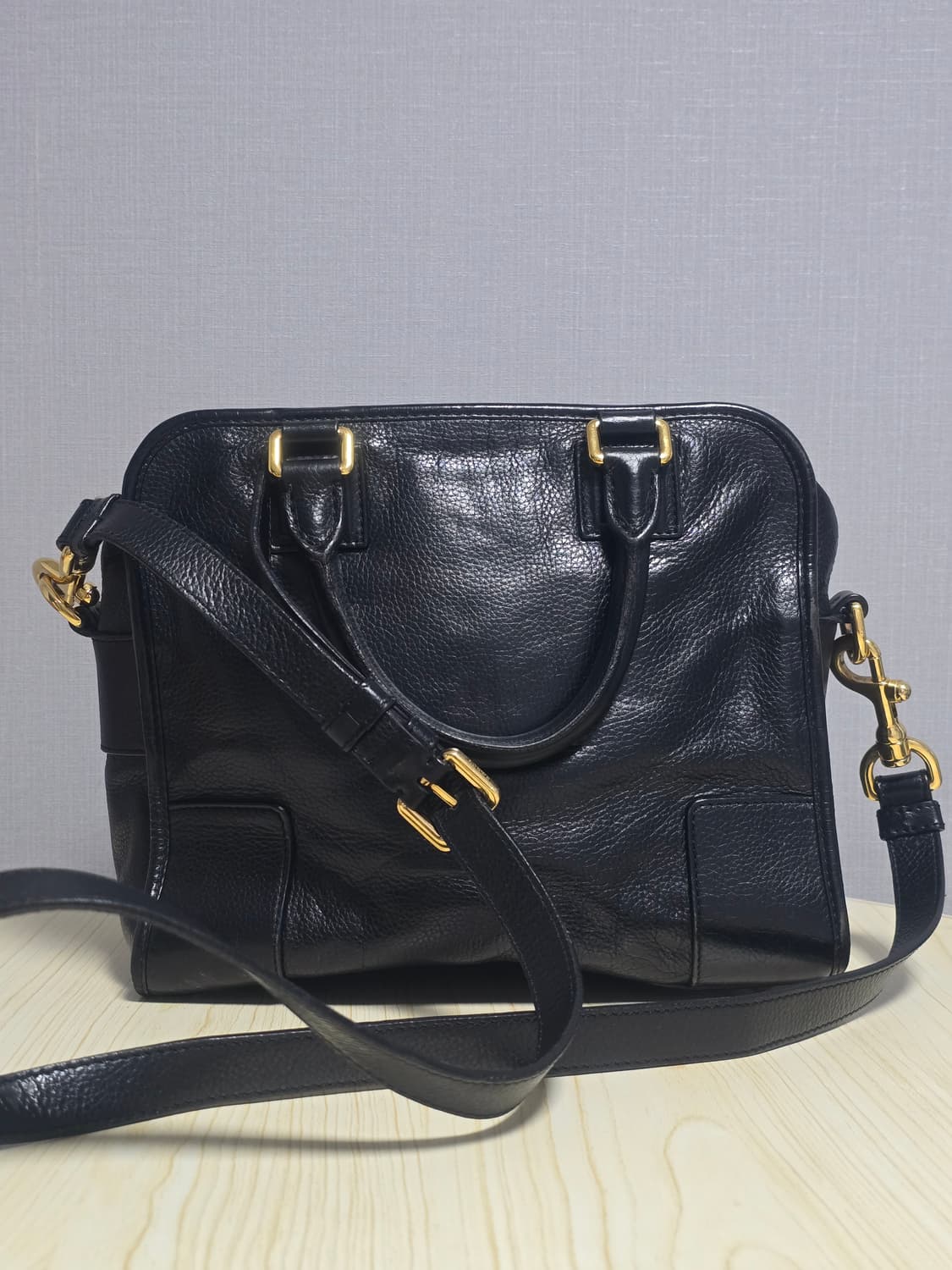 로에베 마드리드 그레인 카프스킨 크루즈백 상품이미지5