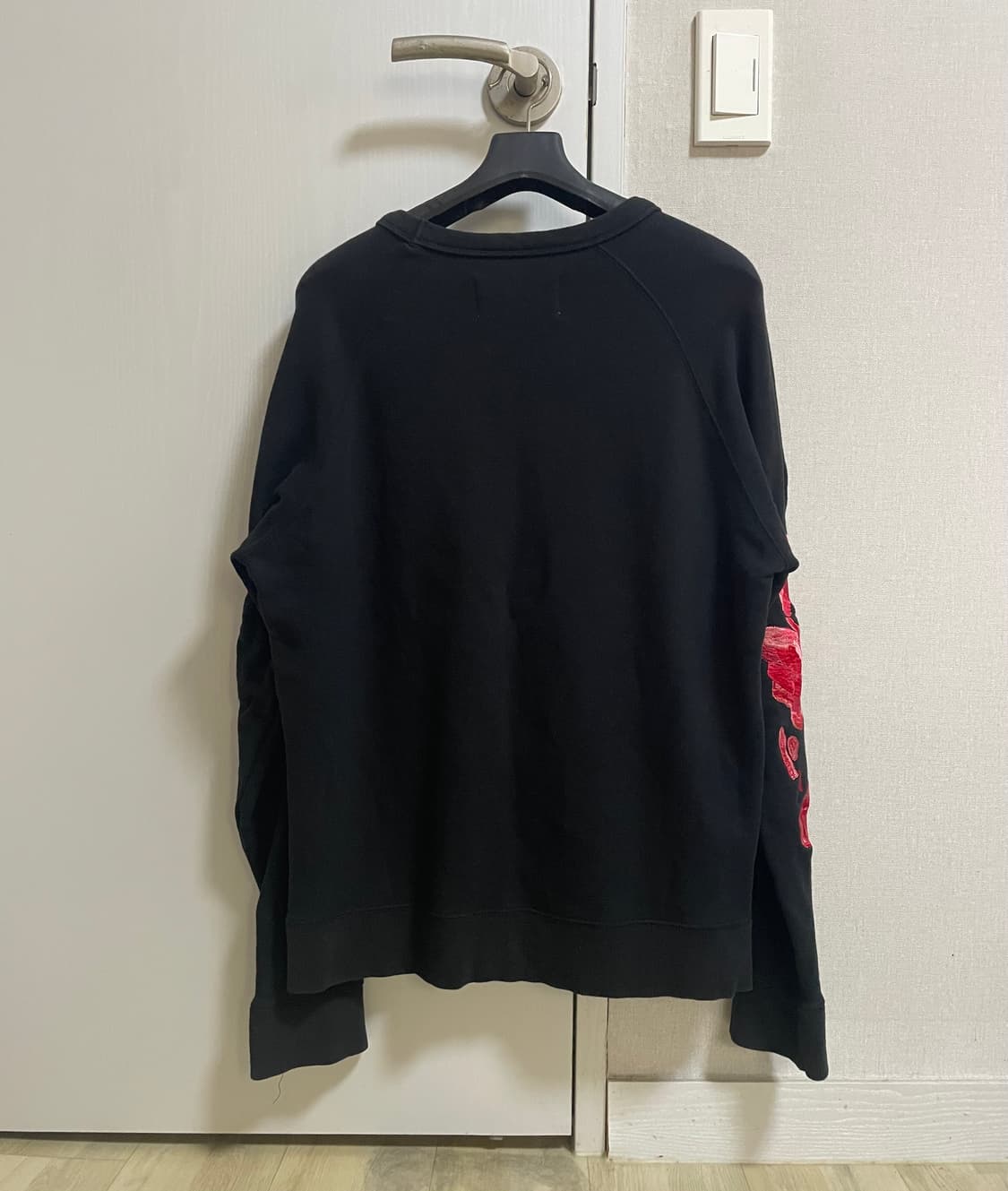 아워레가시 로즈 엠브로이더드 맨투맨 스웨트셔츠 장미 하정우 착용 상품이미지6