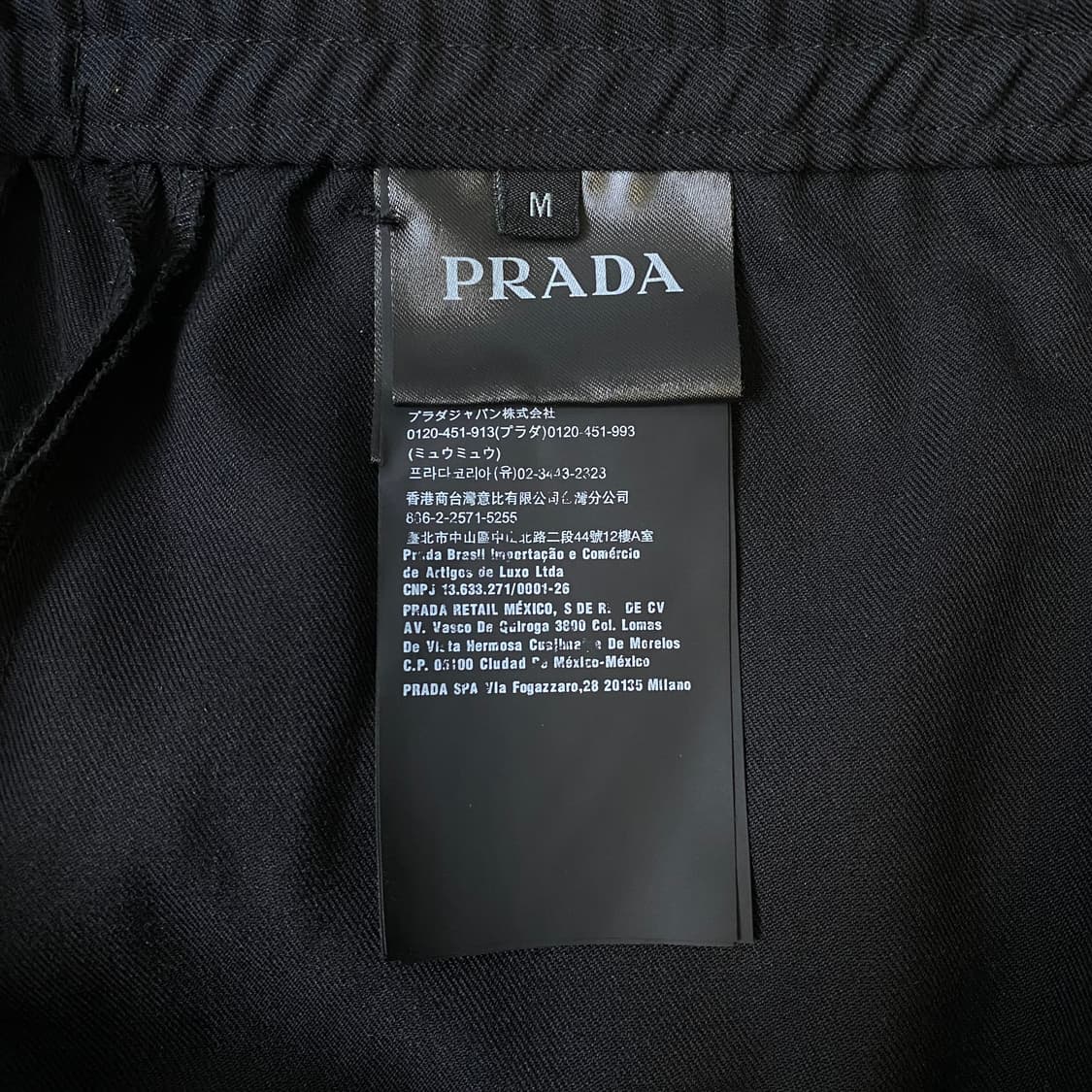 [M] 프라다 삼각로고 버뮤다 반바지 블랙 상품이미지5
