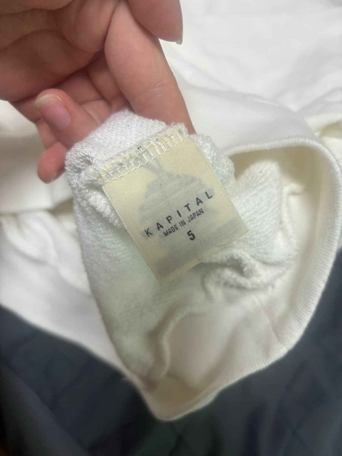 캐피탈 스마일 패치 스웻 상품이미지3