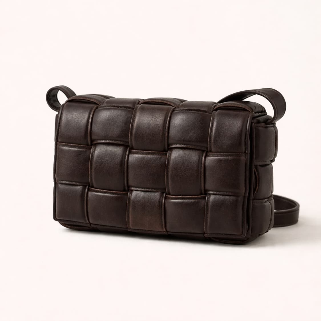 [A급] 보테가베네타 패디드 카세트 숄더 크로스백 판매합니다!!! 상품이미지2