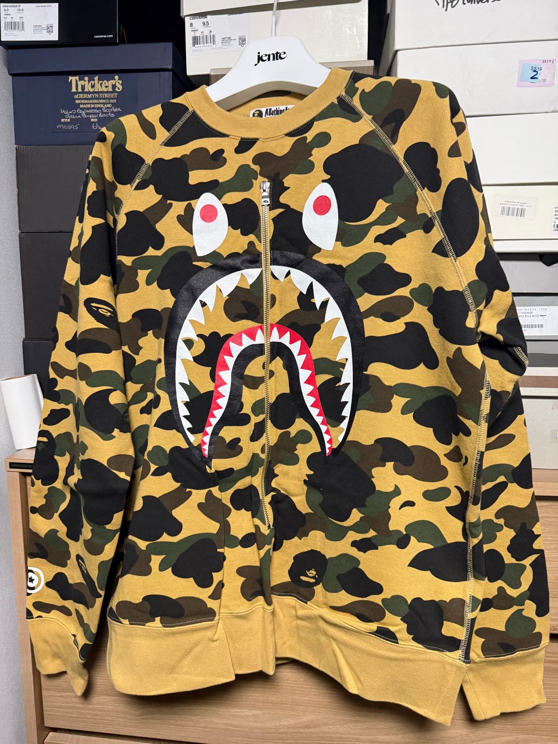 베이프 샤크 맨투맨 상품이미지1