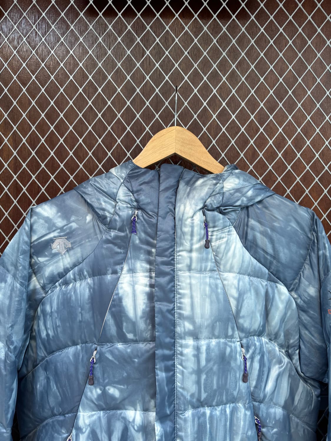 데상트 구스다운 타이다이 스톤 패턴 경량패딩 M 상품이미지4