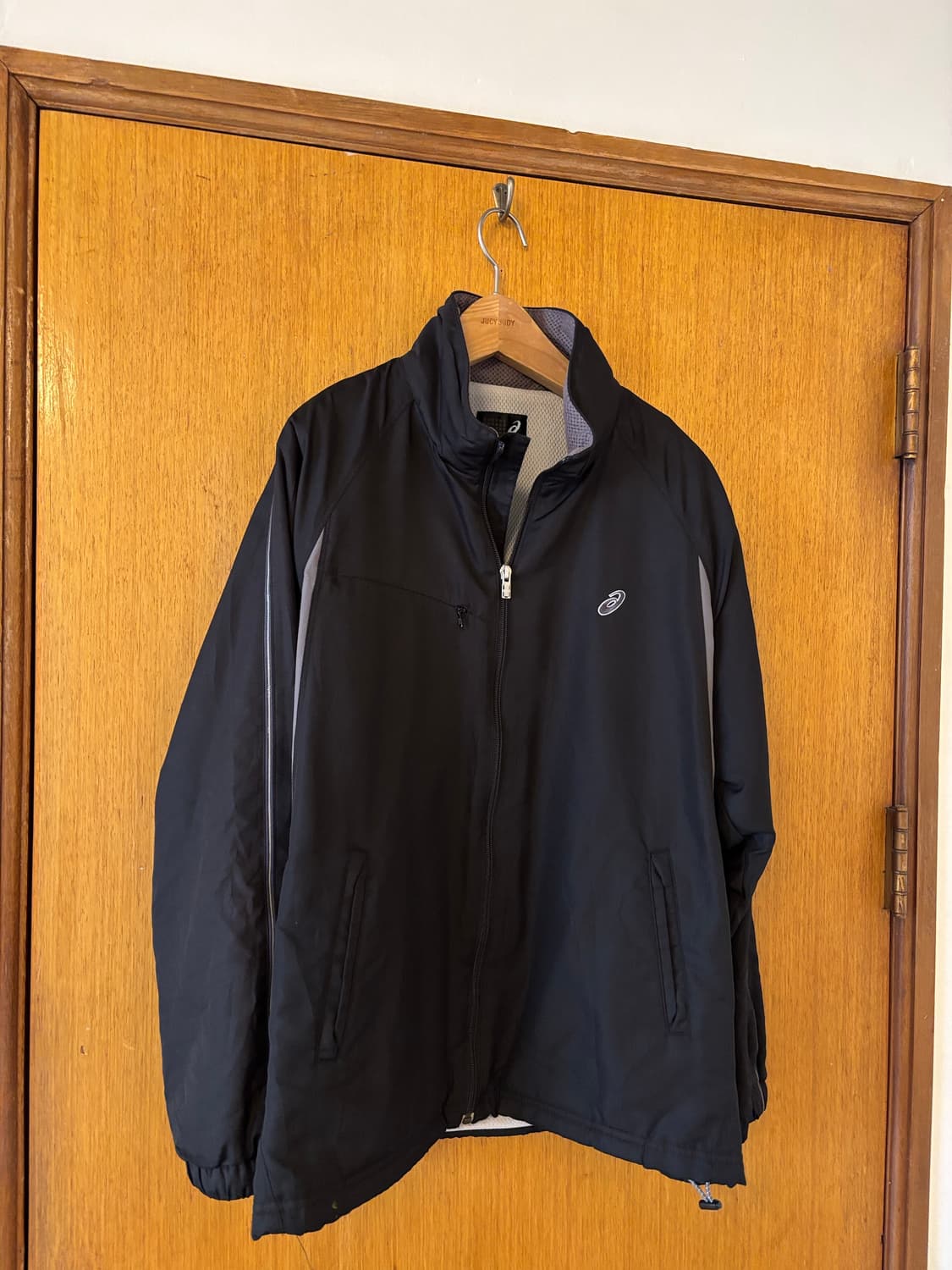 아식스 블랙 바람막이자켓 상품이미지2