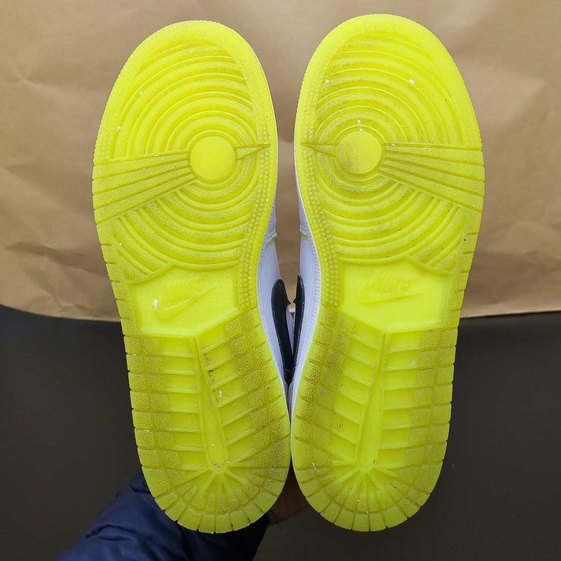 나이키 조던1 로우 화이트플레티넘틴트볼트230 상품이미지3