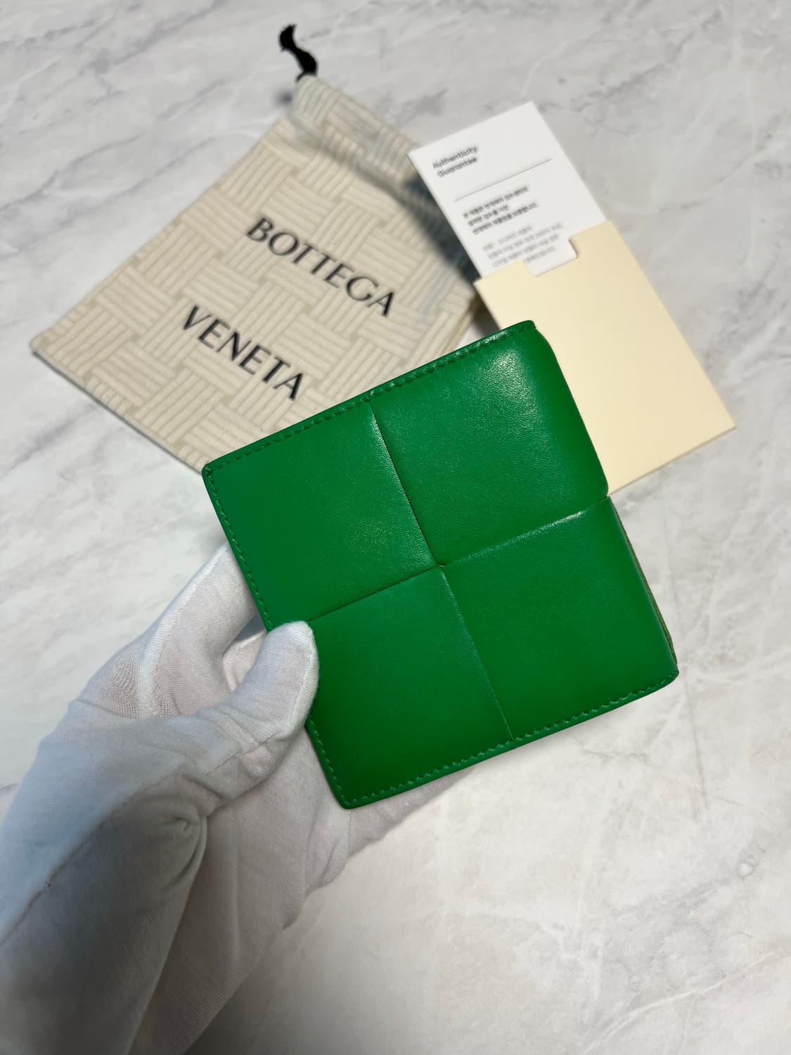 보테가베네타 슬림 폴더형 지갑 패러킷 상품이미지2