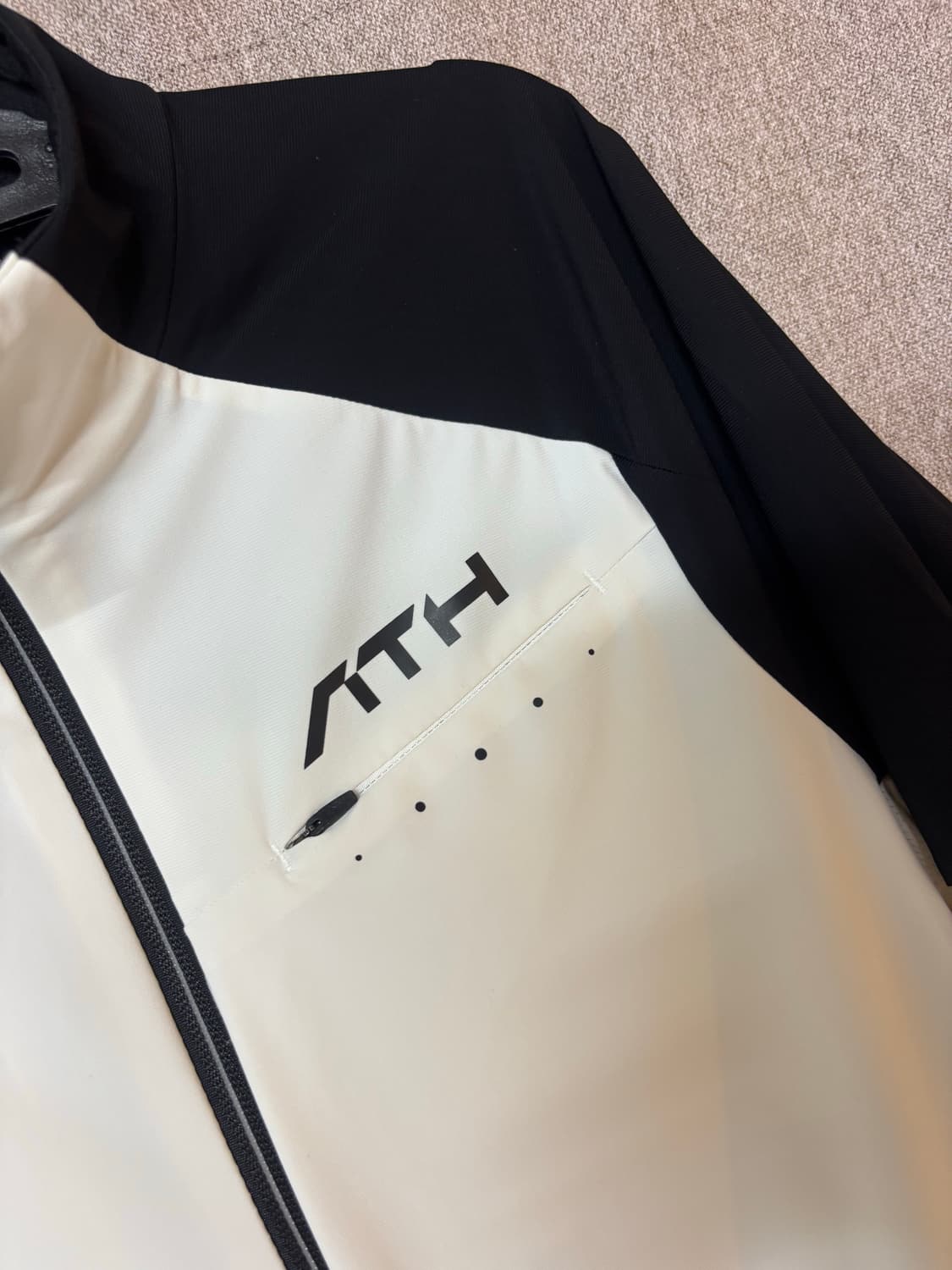 데상트 ATH 블랙/화이트 자켓 95 M 상품이미지7