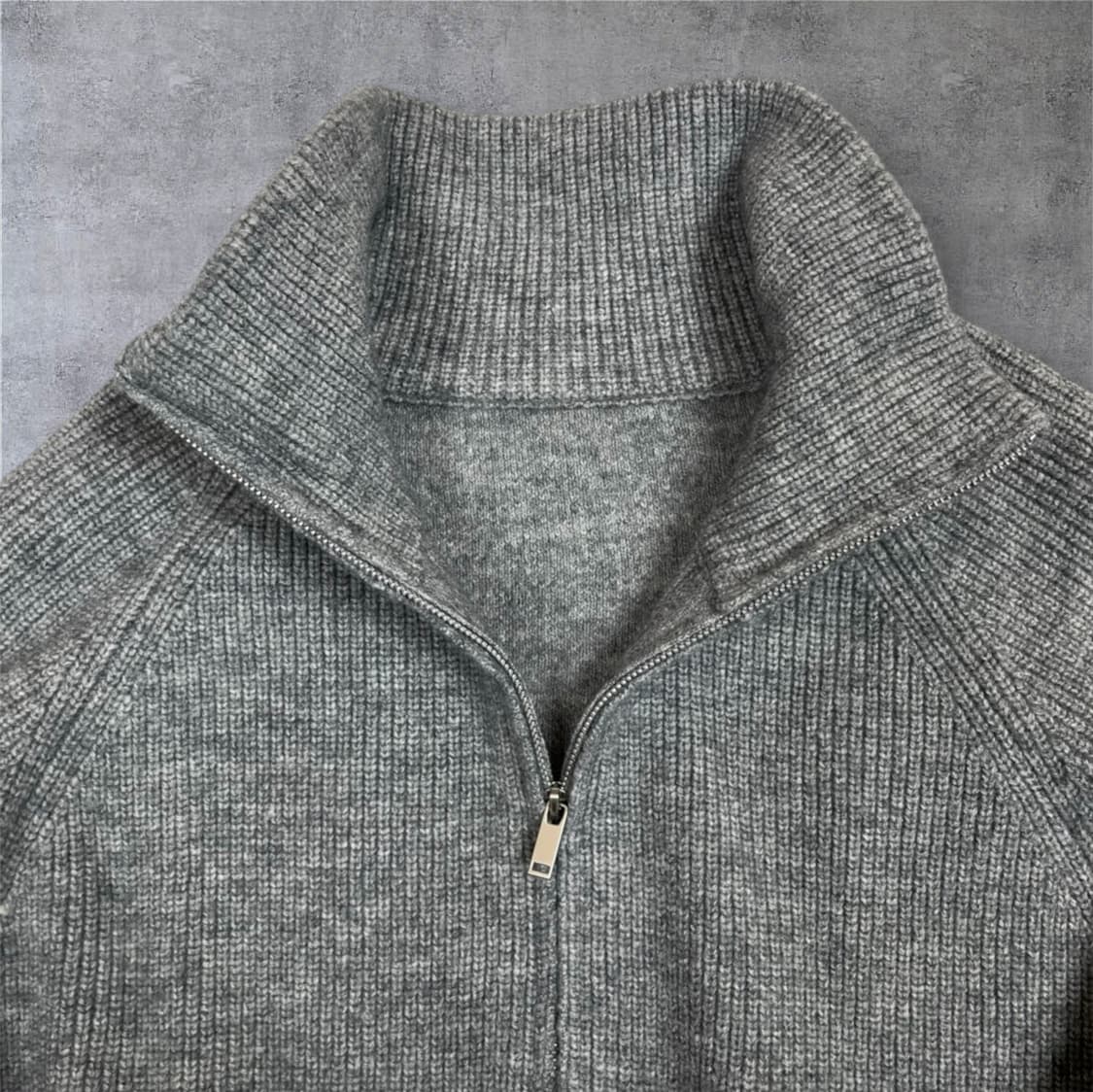 숲 SOUP 그레이 레터링 하이넥 크롭 니트 집업  상품이미지2