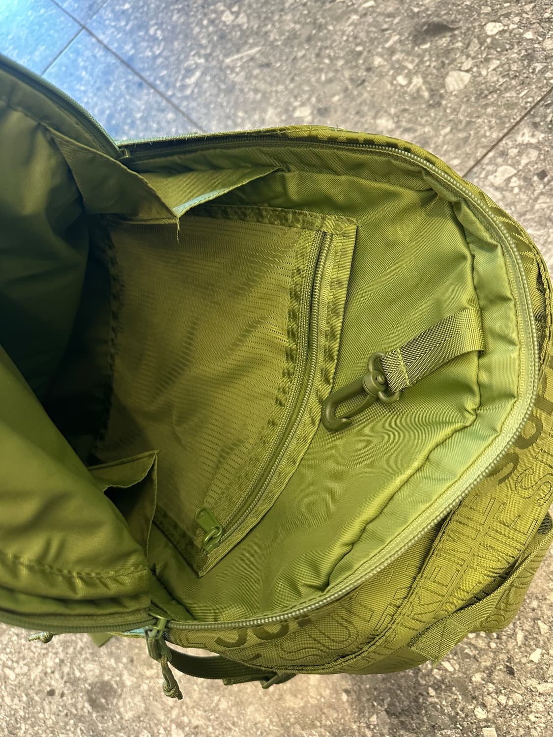 슈프림 자카드 코듀라 올리브 백팩 처분  상품이미지4