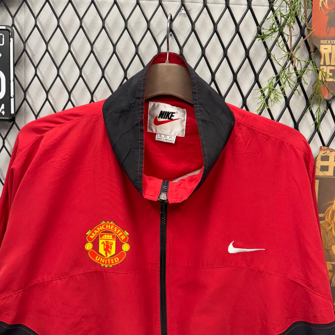 00s 나이키 올드스쿨 바람막이 맨체스터 유나이티드 로고 레드 블랙 상품이미지3