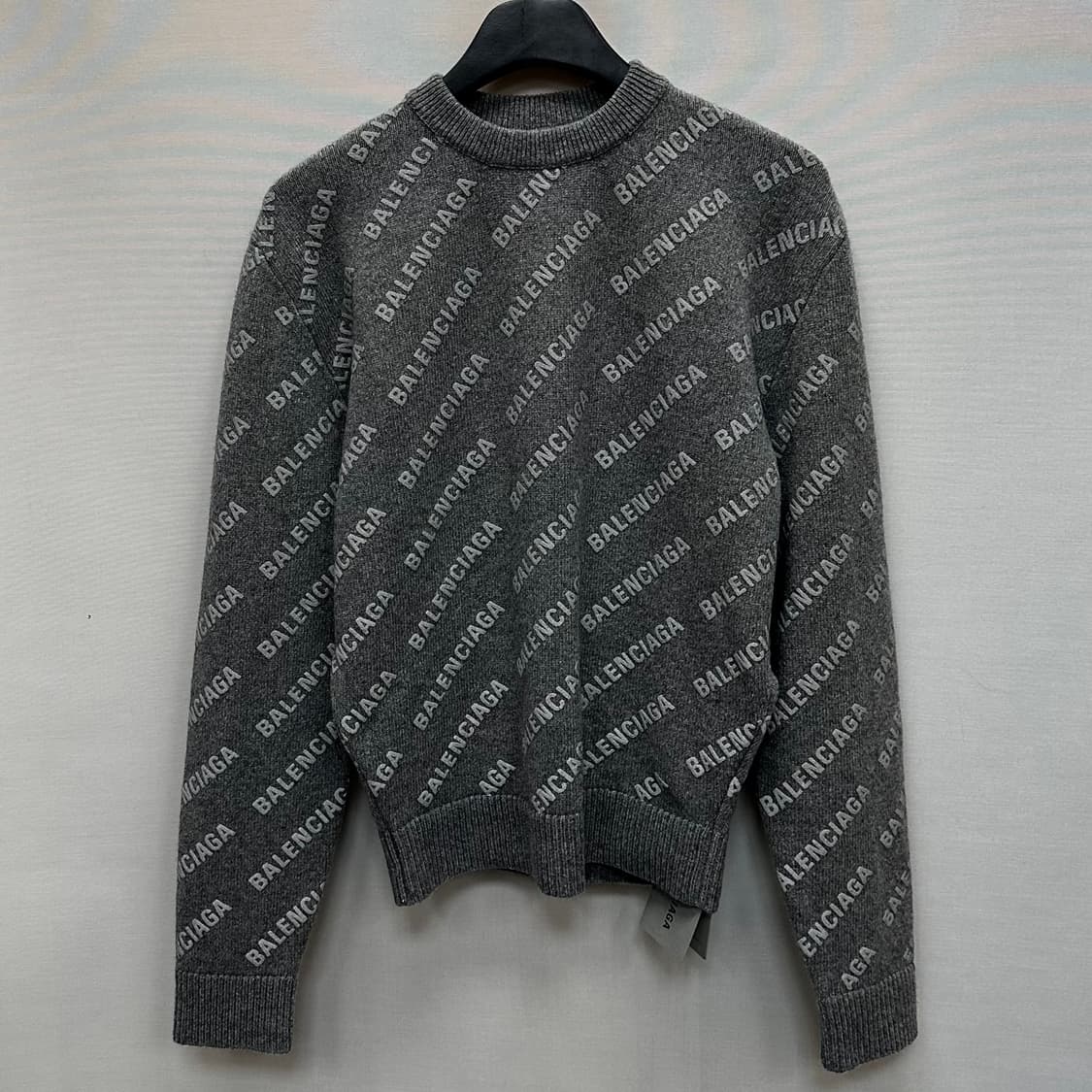 발렌시아가 미니 올 오버 로고 니트 (95)  상품이미지1