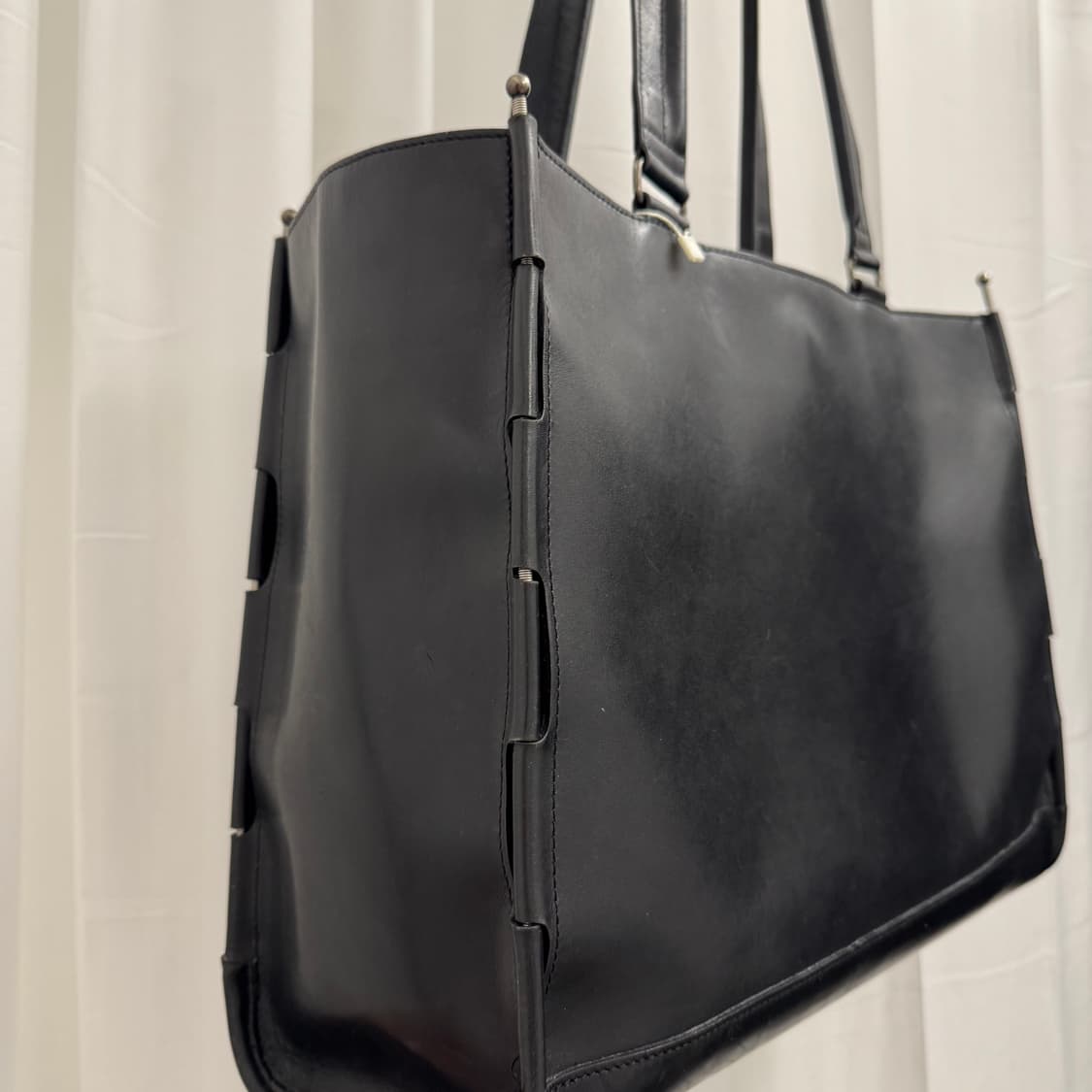 이세이 미야케 레더 힌지 토트백 상품이미지1