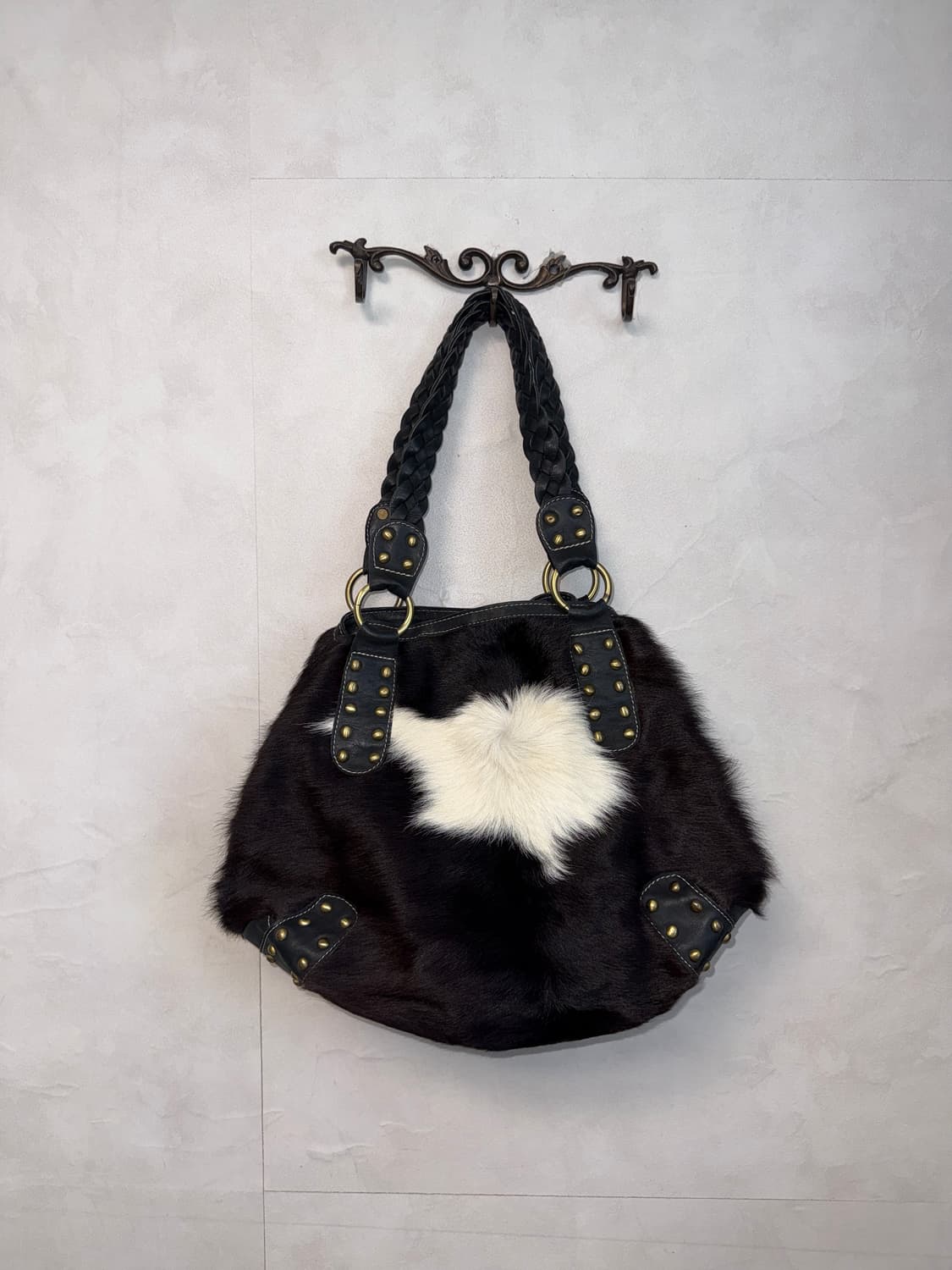 Black & white real fur western stud 숄더백 상품이미지1