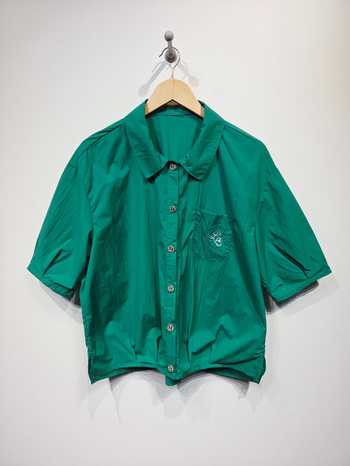 AK ANNE KLEIN 그린 포켓 크롭 반팔 셔츠 상품이미지2