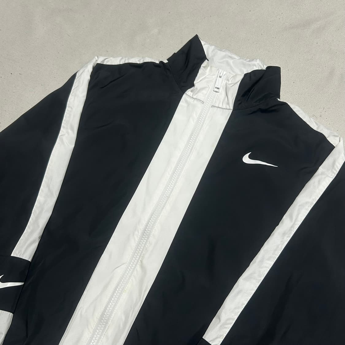 M 나이키 화이트 블랙 배색 크롭 바람막이 상품이미지1