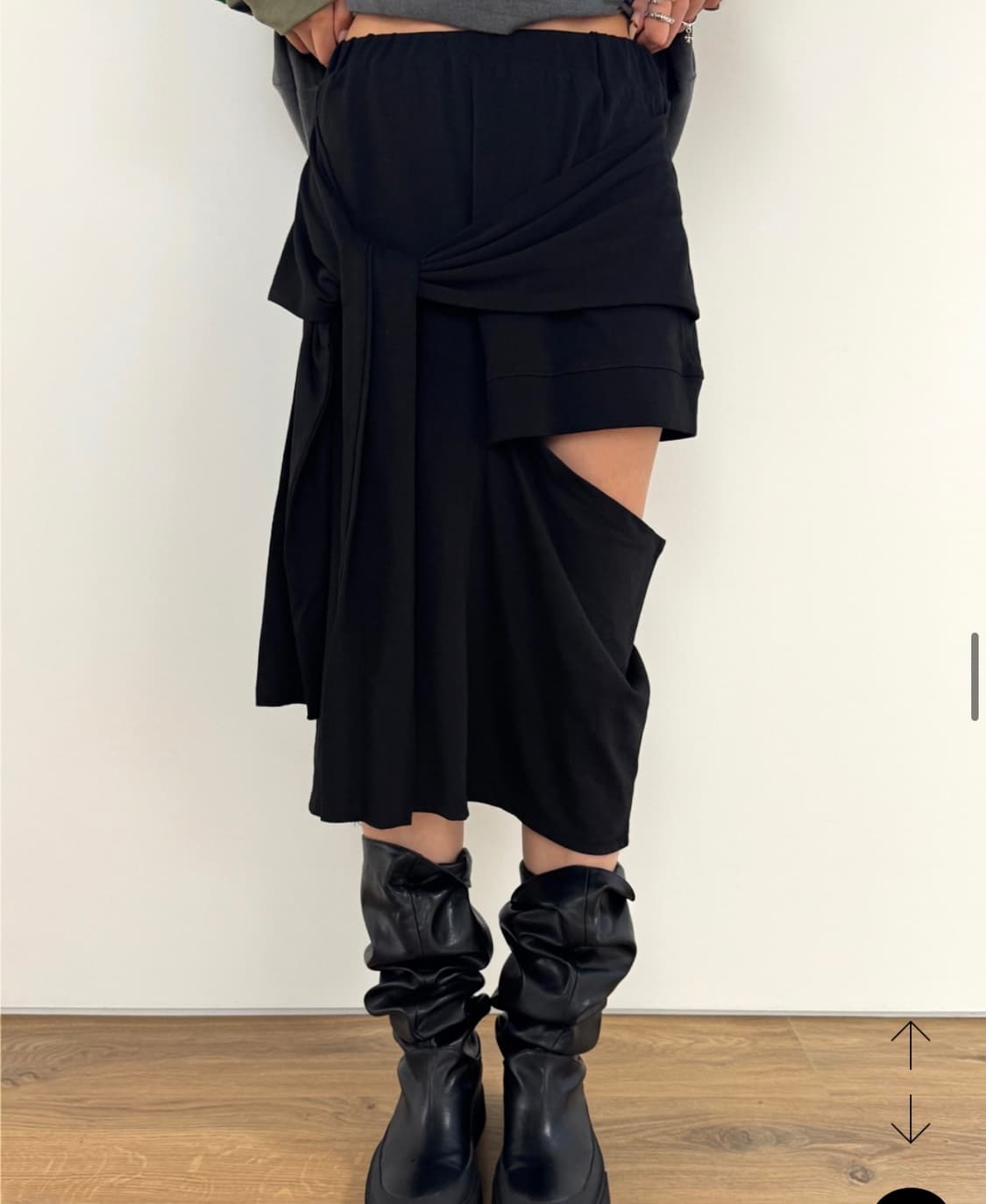 Veining 컷 오프 미디 스트랩 스커트 블랙 상품이미지1