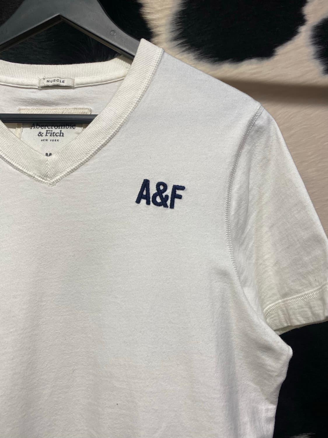 Abercrombie 베이직 로고 자수 브이넥 반팔티셔츠 상품이미지3