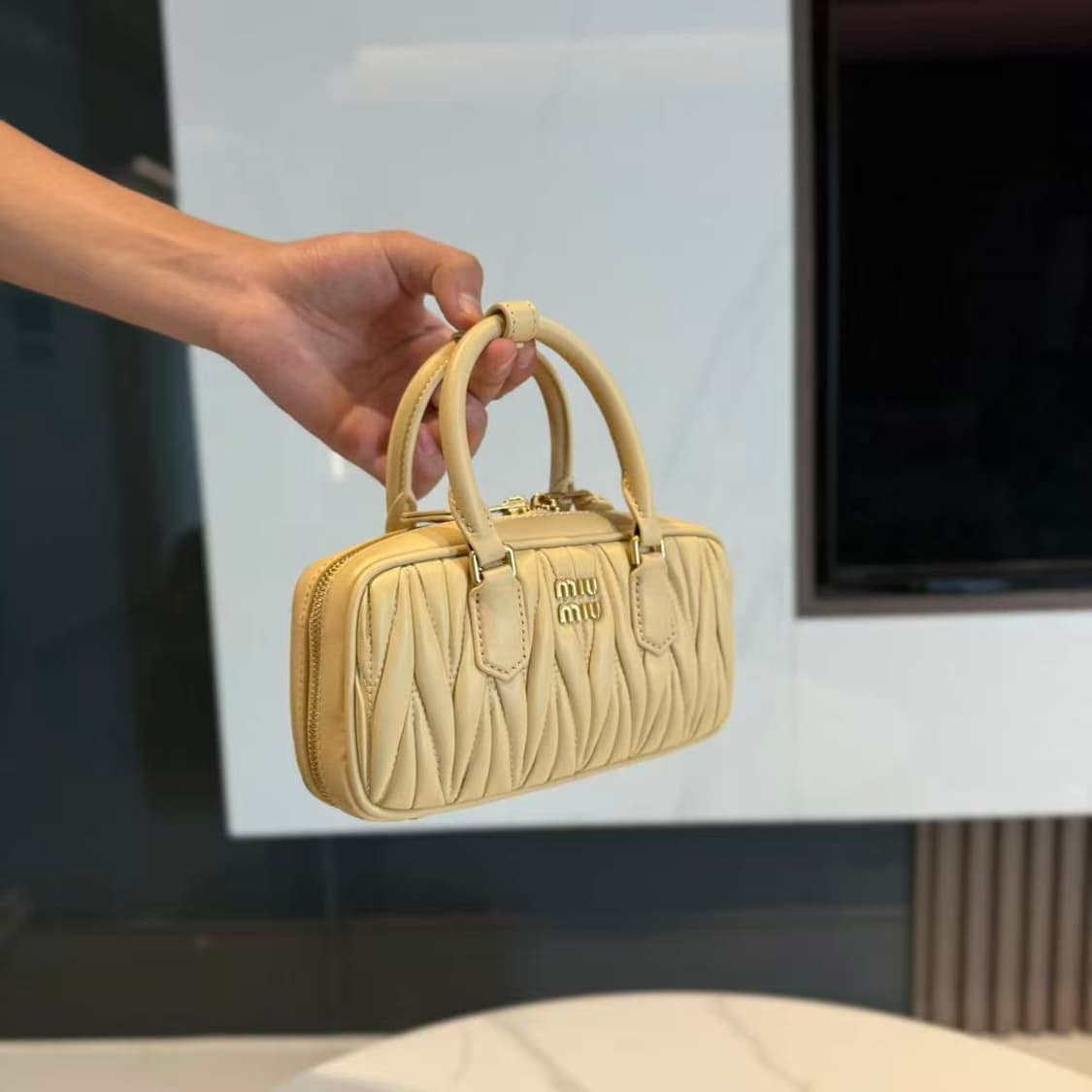 미우 미우 아르카디 마테라쎄 나파 레더 미니백1 상품이미지3