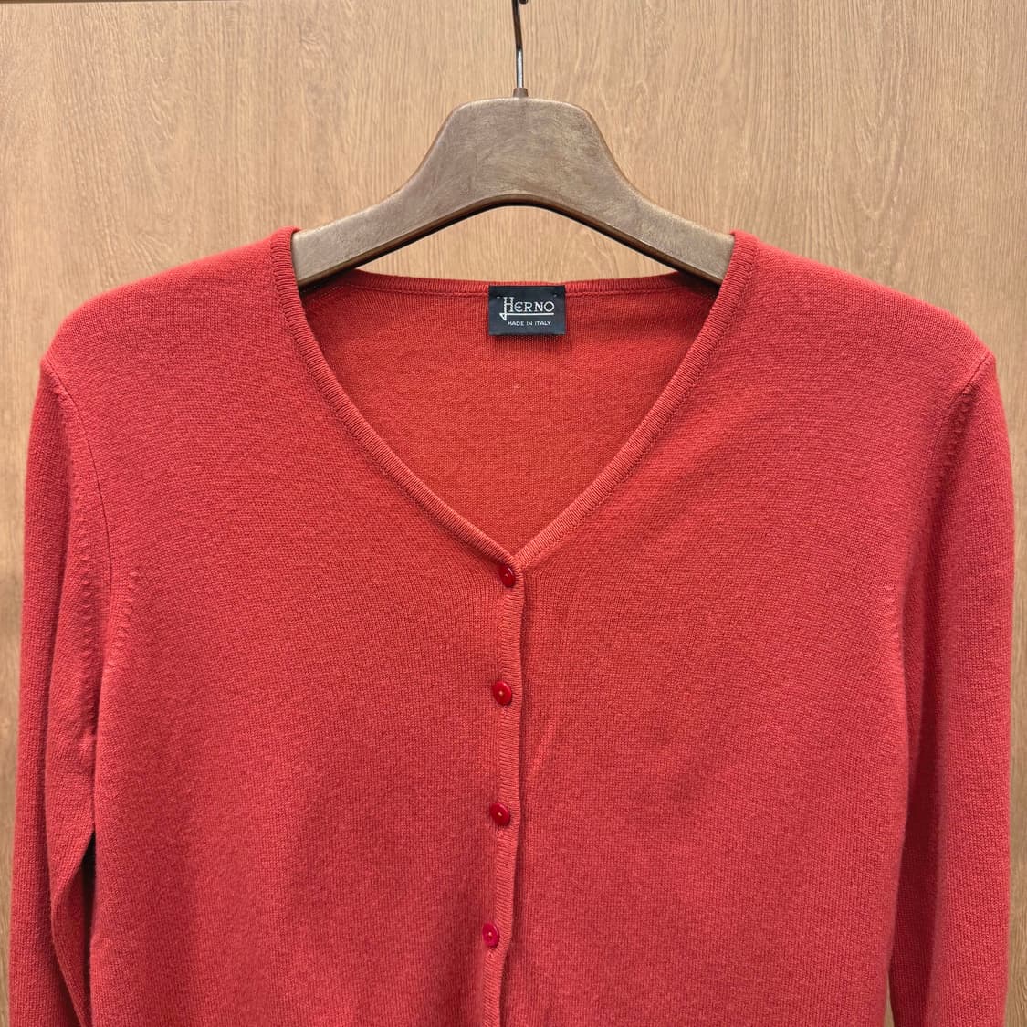 에르노 브이넥 긴팔 니트 가디건 미니 버튼 디테일 슬림핏 레드 상품이미지4