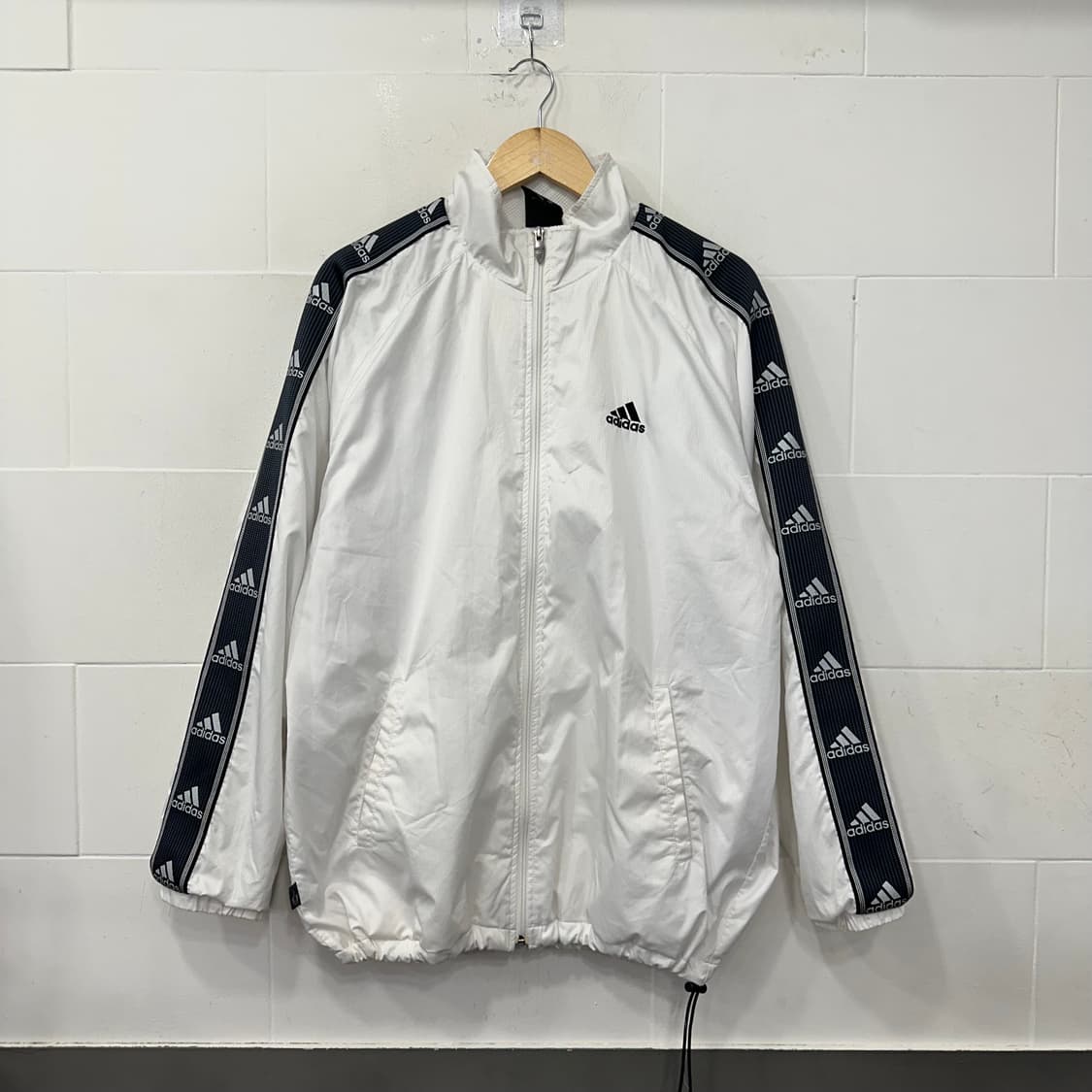 아디다스 사이드라인 로고 바람막이 상품이미지1