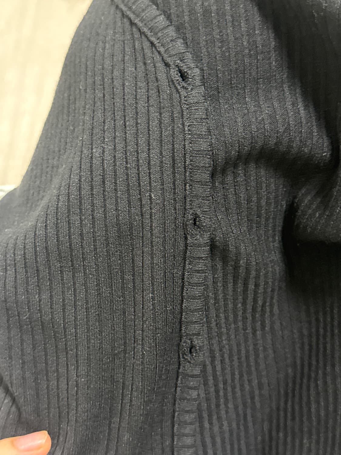 쓰리타임즈 원숄더 버튼 티셔츠 블랙 상품이미지2