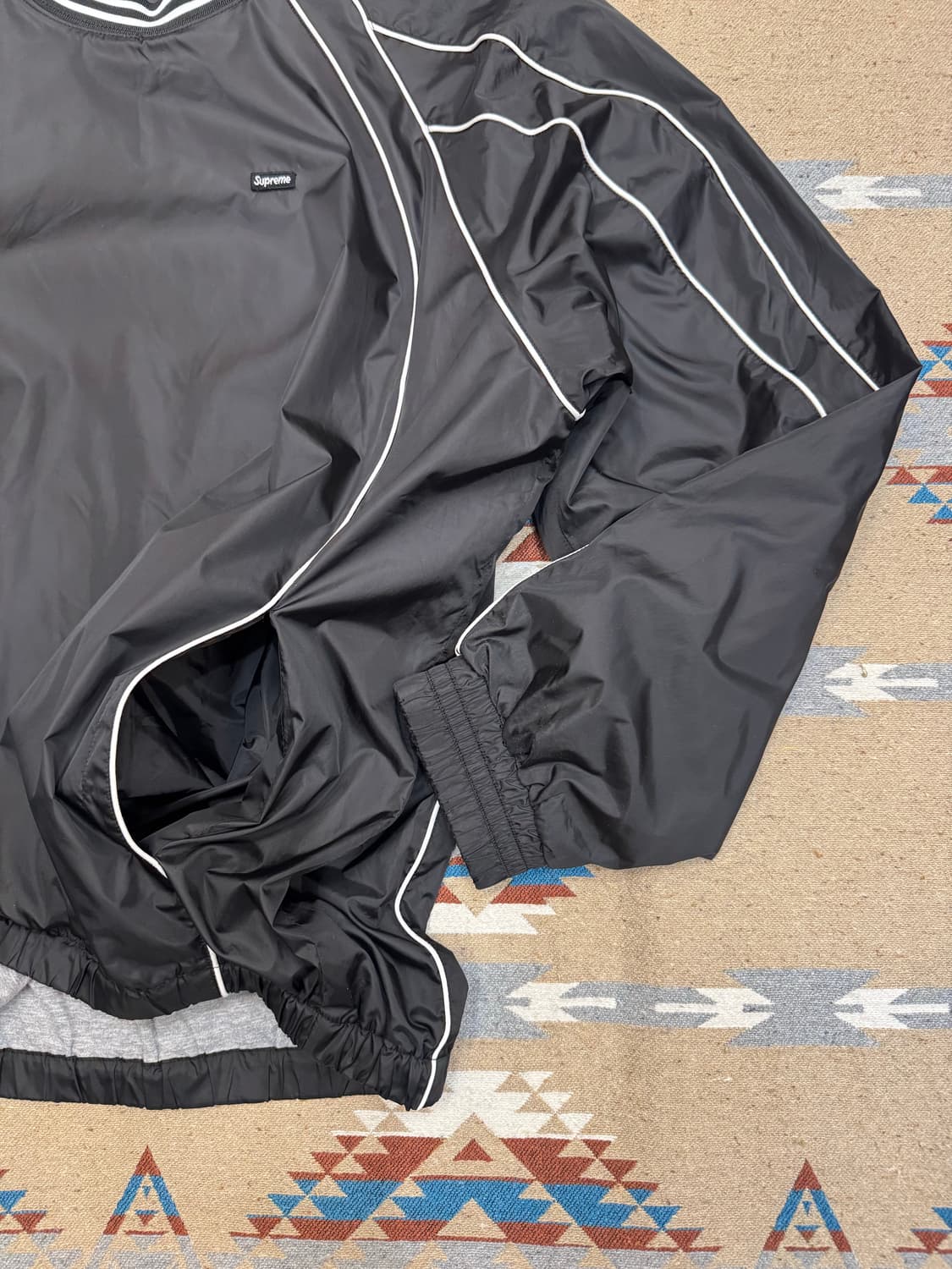 [L] 슈프림 파이핑 웜업 풀오버 블랙 상품이미지3