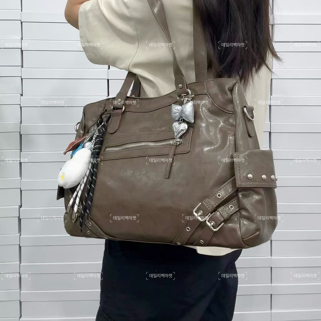 다이닛 deinet 스터드 포켓 빅백 카키 상품이미지1