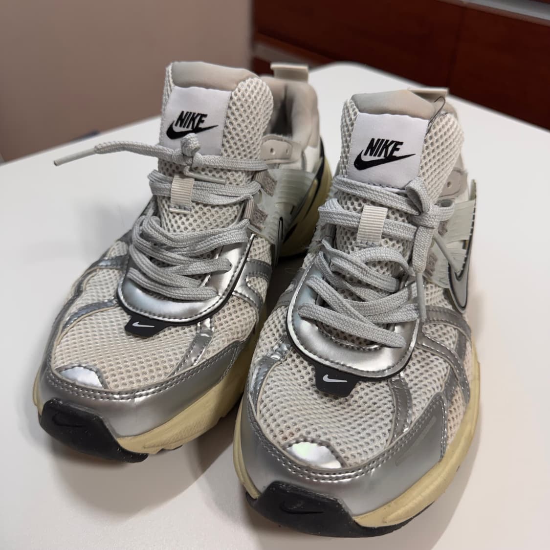 나이키 V2K런 FD0736-100 판매합니다 상품이미지1