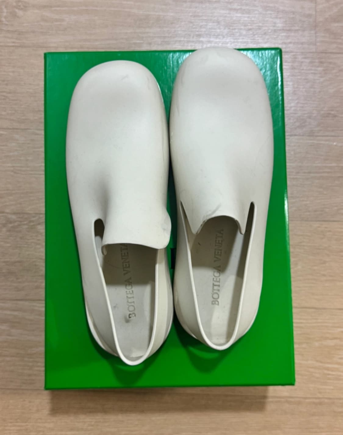 보테가 베네타 퍼들 셔링 러버 슬링백 샌들 상품이미지1