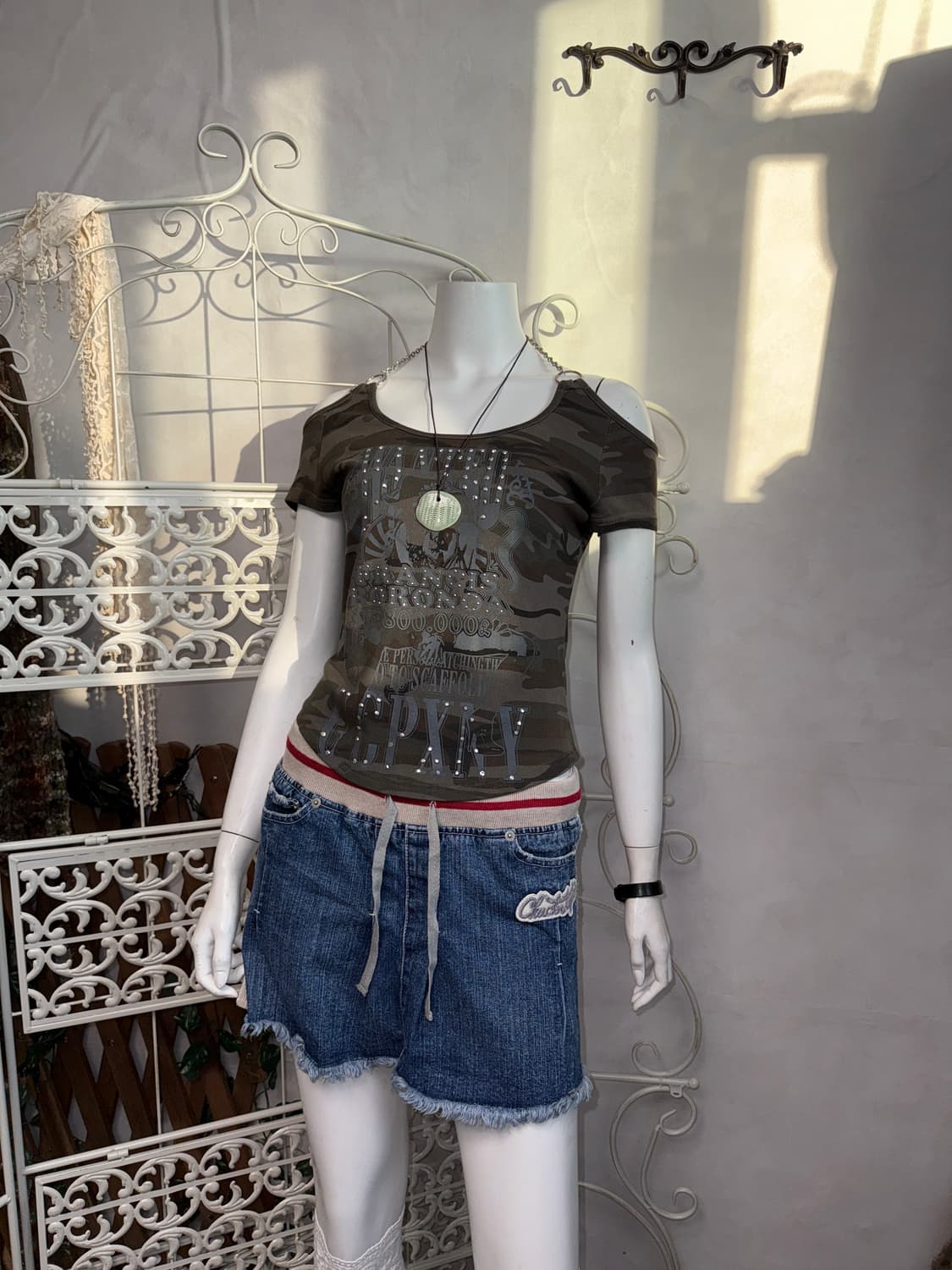 Khaki camouflage chain halter 오프숄더 반팔티 상품이미지4