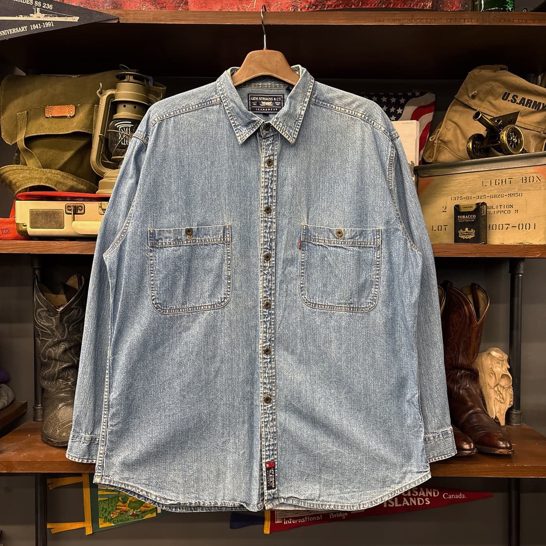 90s 리바이스 워크클로젯 브론즈버튼 투포켓 워싱 데님셔츠N323 상품이미지1