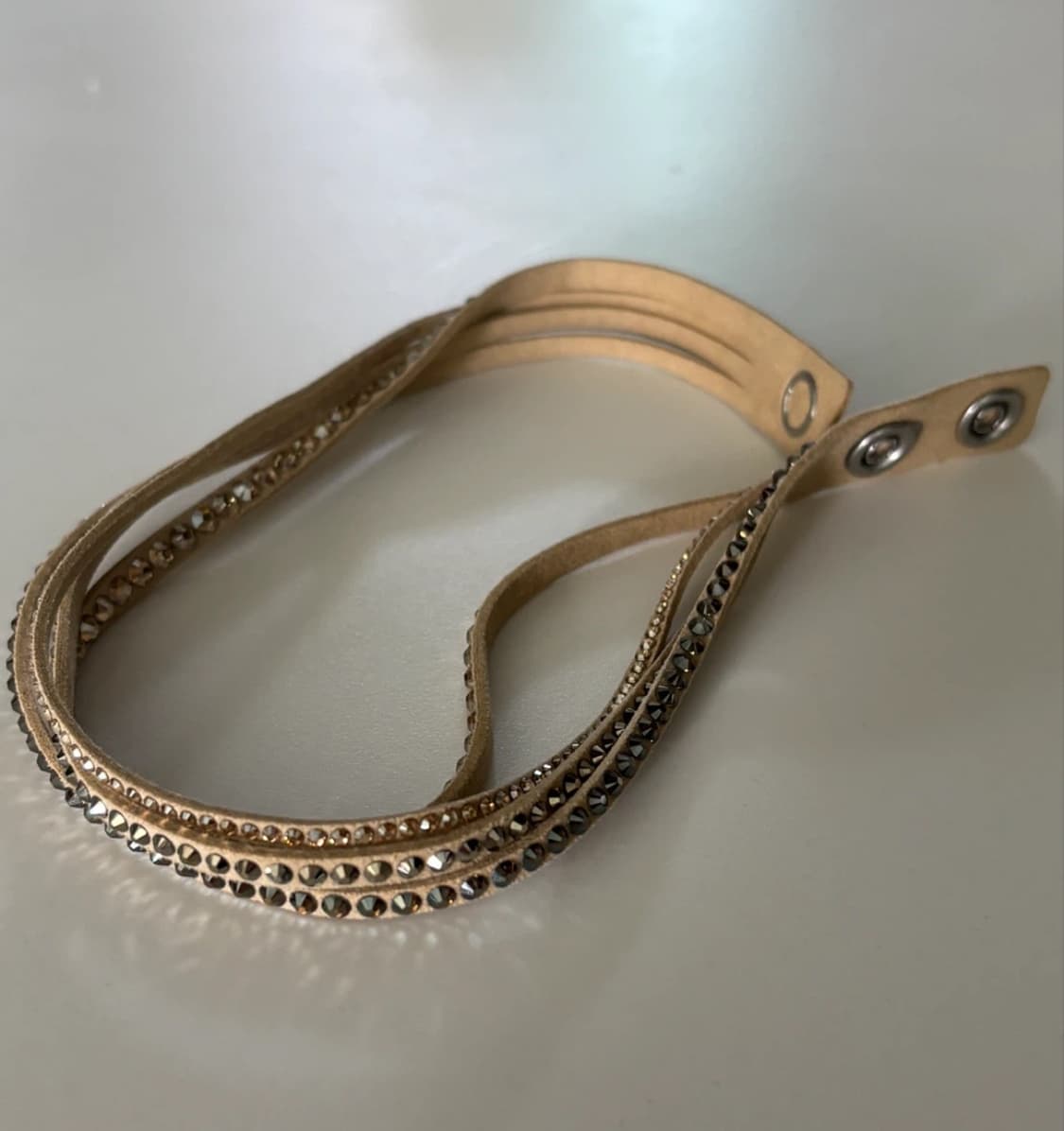 Swarovski 스와로브스키 슬레이크 스터드 가죽 팔찌 골드 상품이미지3
