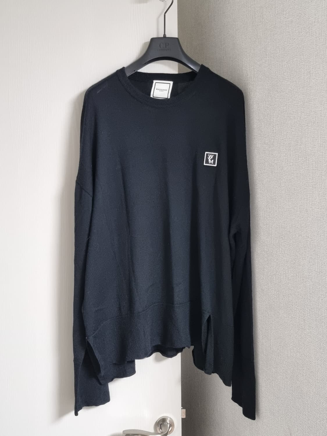 우영미 백로고 절개니트 상품이미지2