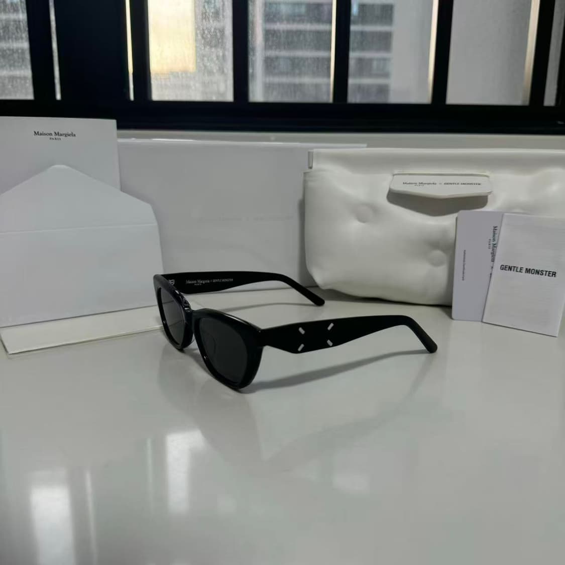 새싱품급판매 젠틀몬스터x메종마르지엘라 선글라스 MM208 01 블랙 상품이미지3