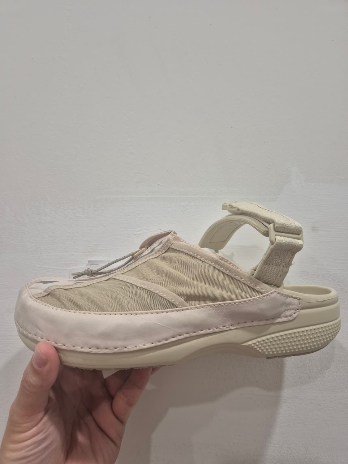 [새상품/260] 크록스 클래식 에너지 러닝 베스트 클로그 뉴트럴 상품이미지1