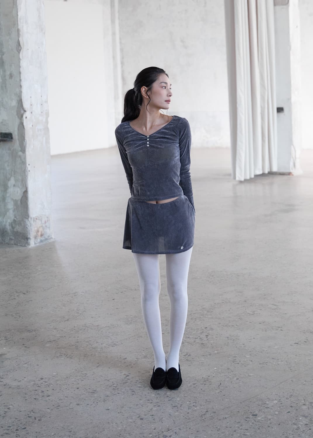 카하라 벨벳 브이넥 탑 차콜 그레이 상품이미지2