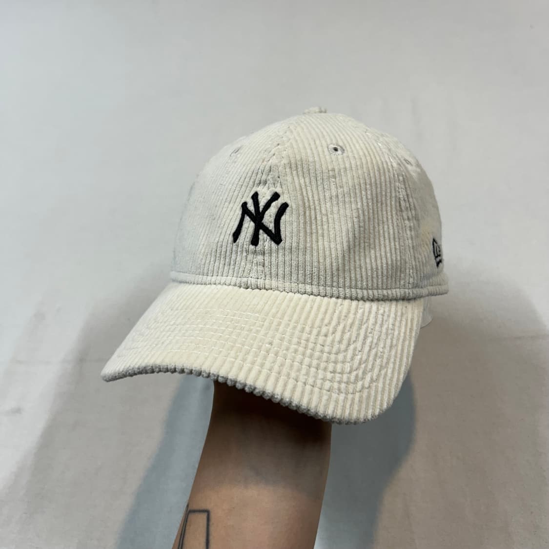 Free) 뉴에라 New Era NY 캡 모자 아이보리 코듀로이 상품이미지1