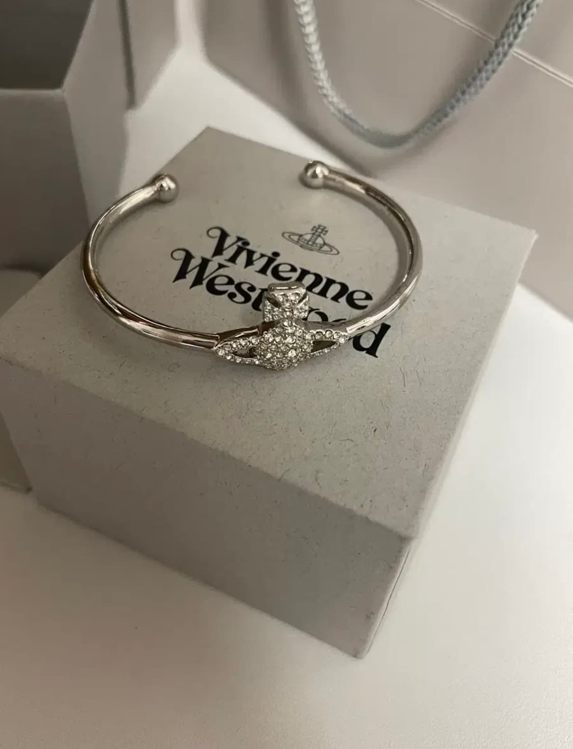 비비안웨스트우드 바스 릴리프 오픈 뱅글 팔찌 상품이미지2