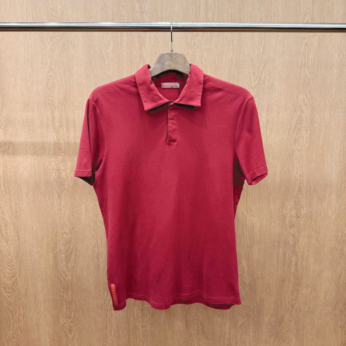 프라다 반팔 카라 티셔츠 사이드 로고 디테일 베이직 레드 상품이미지2