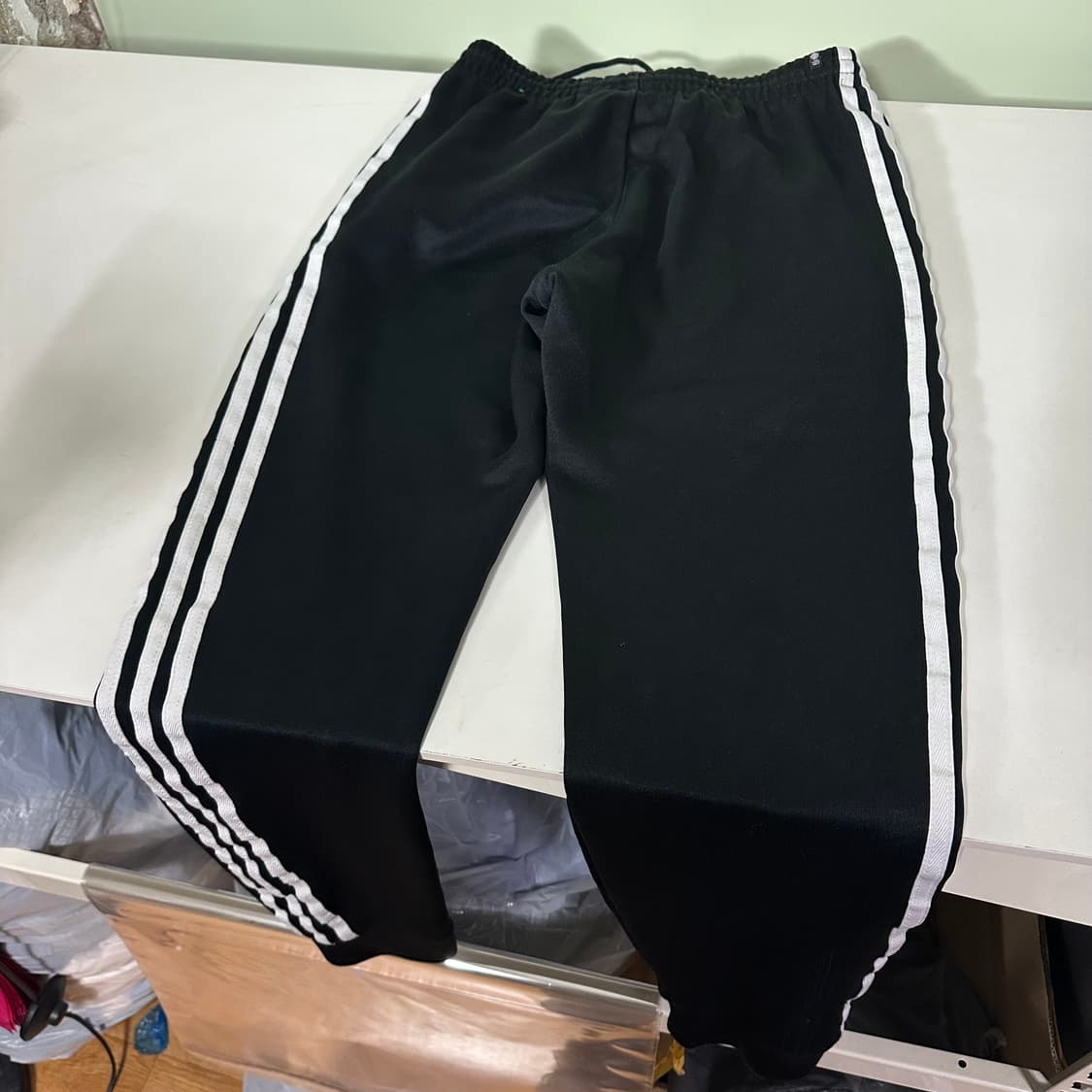 M 아디다스오리지날 레귤러핏 삼선사이드 져지재질 조거팬츠 상품이미지5