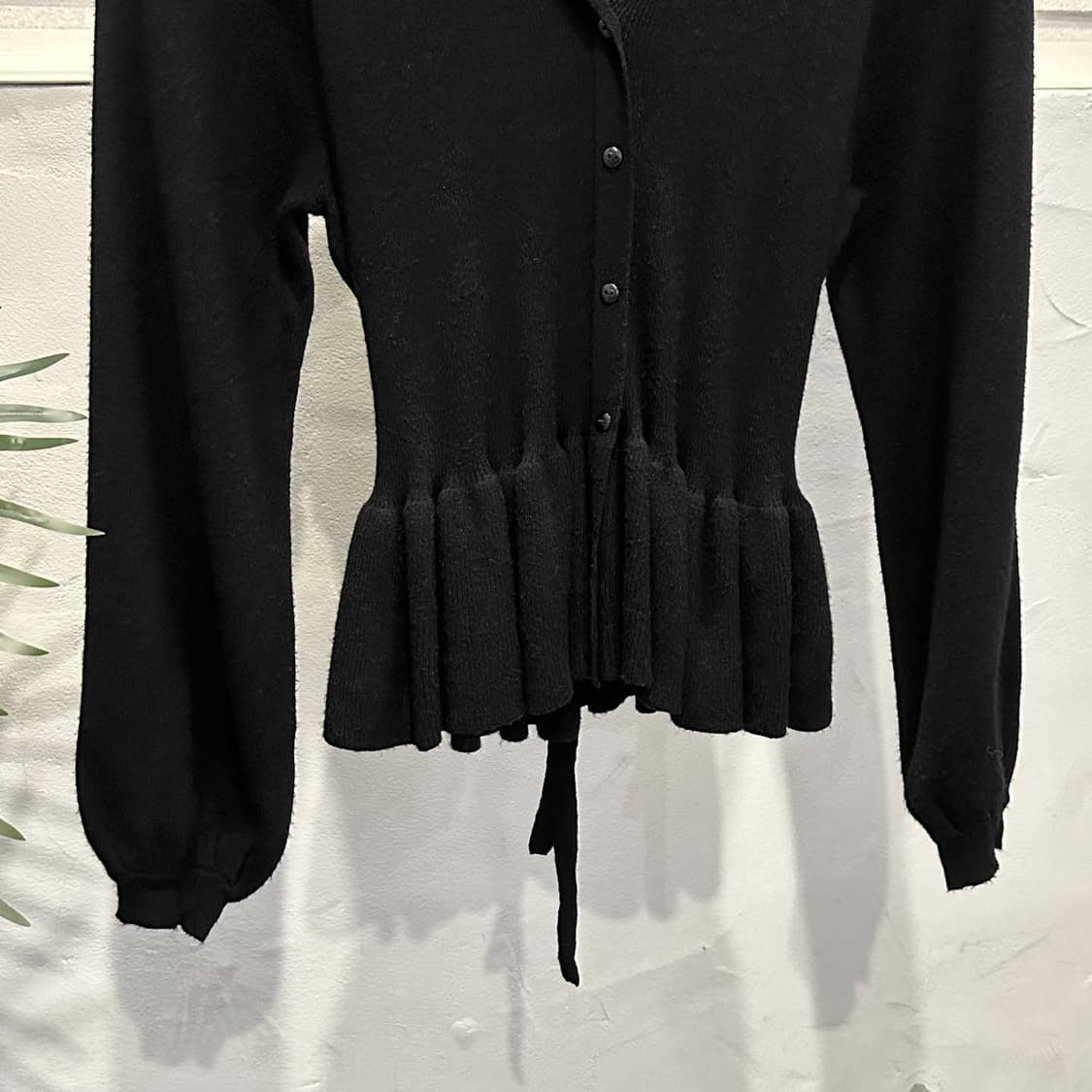 JPN VINTAGE 니트 가디건 브이넥 밑단 프릴 벨트 디테일 블랙 상품이미지5