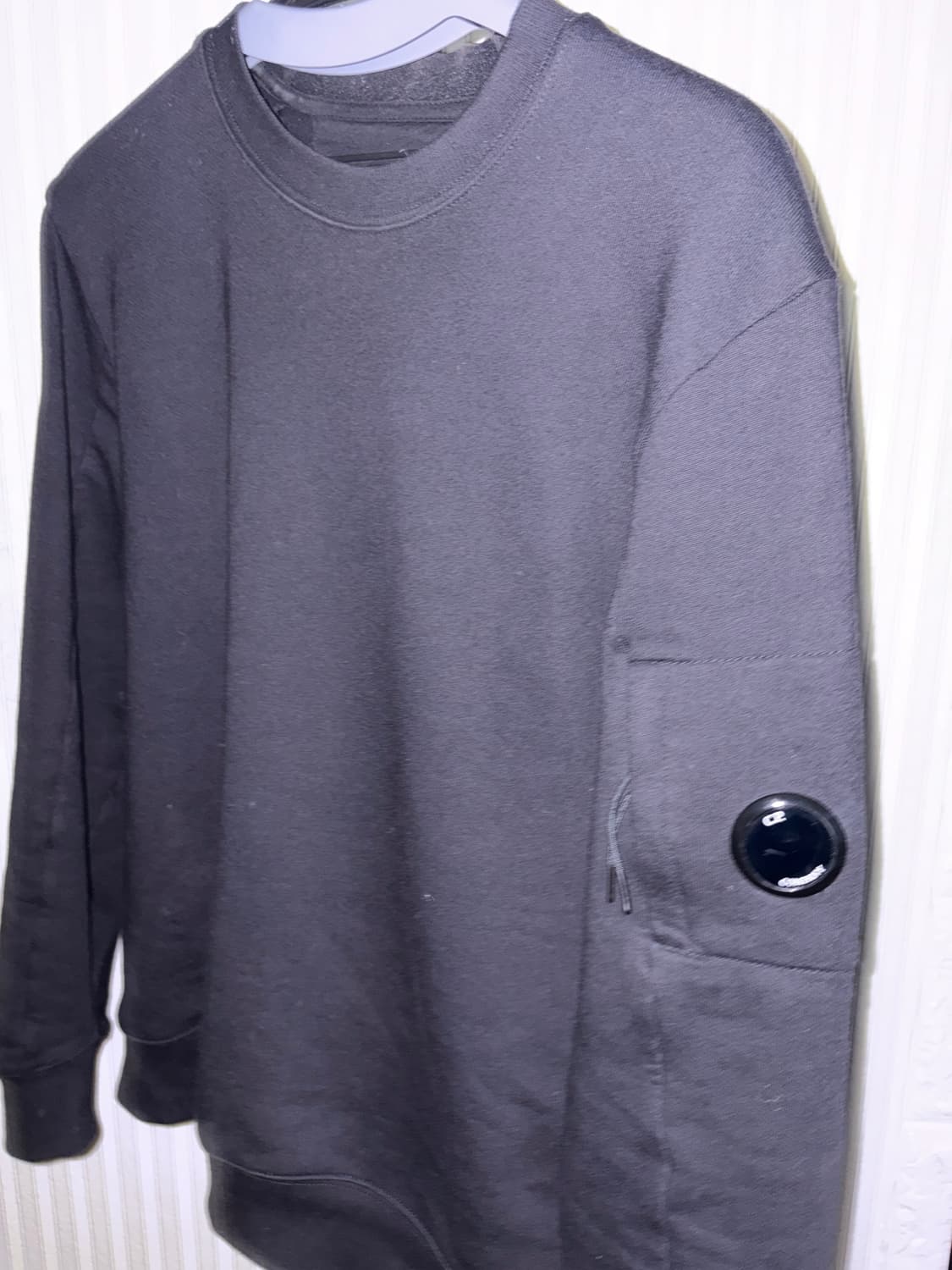 C.P.  컴퍼니 렌즈 와펜 맨투맨 블랙 상품이미지1