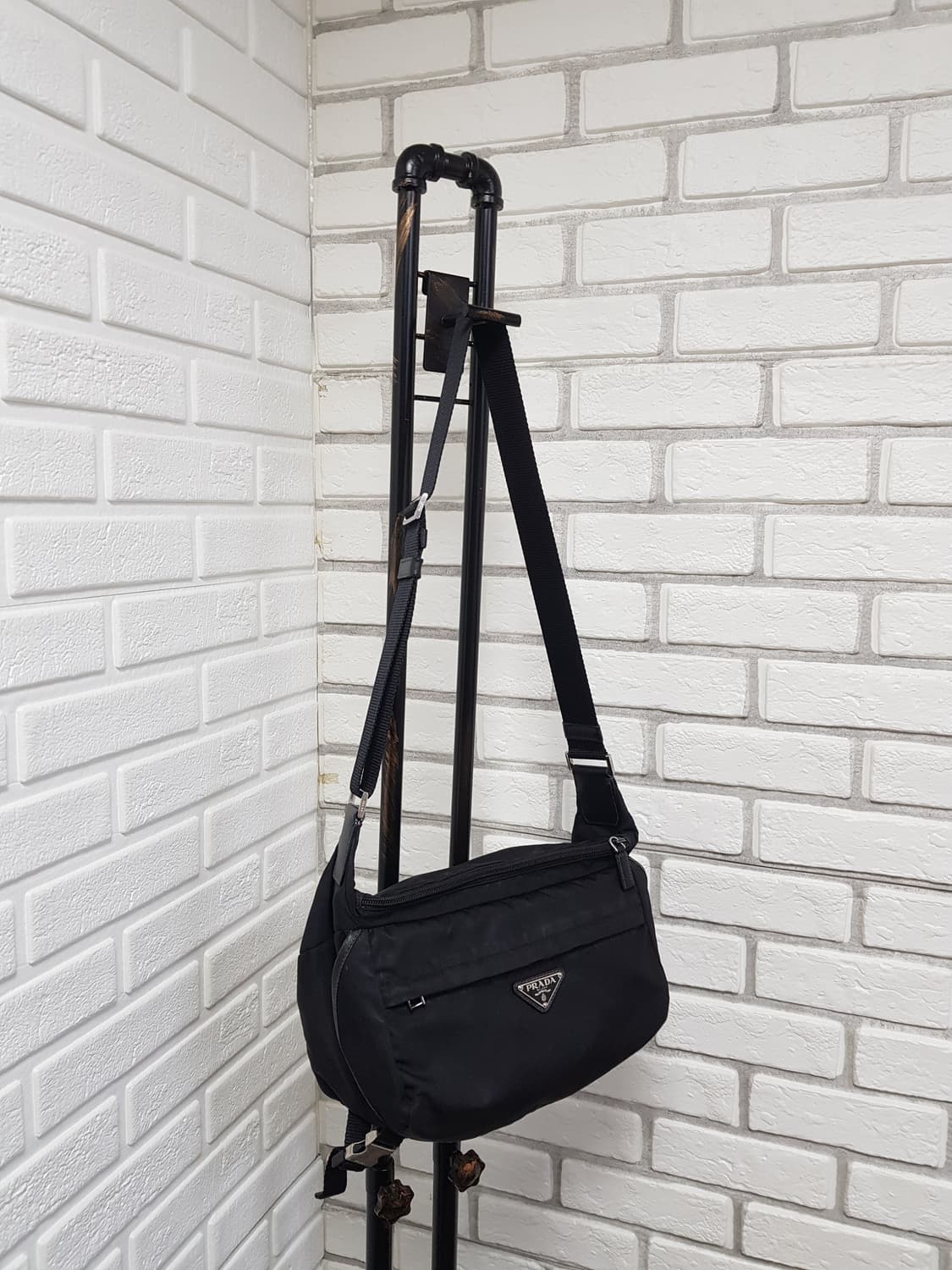 [정품] 프라다 바이커백 미디움 상품이미지1