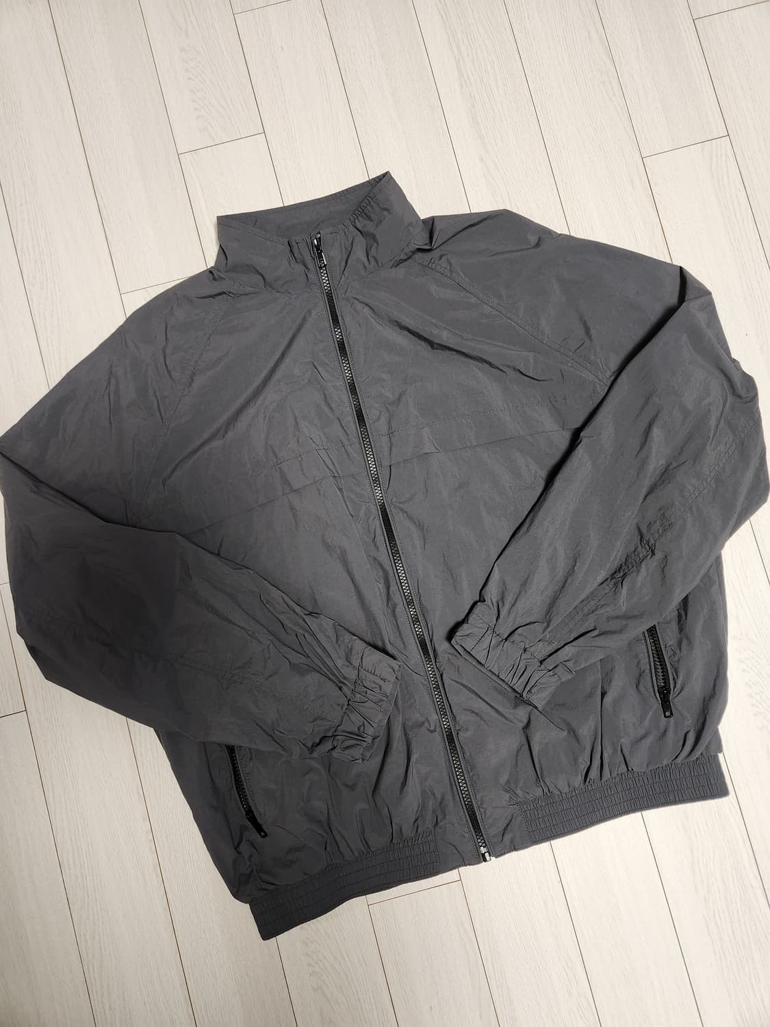 지오다노 윈드브레이커 우븐 바람막이 자켓 사이즈100(L)

여러 중고사 상품이미지1