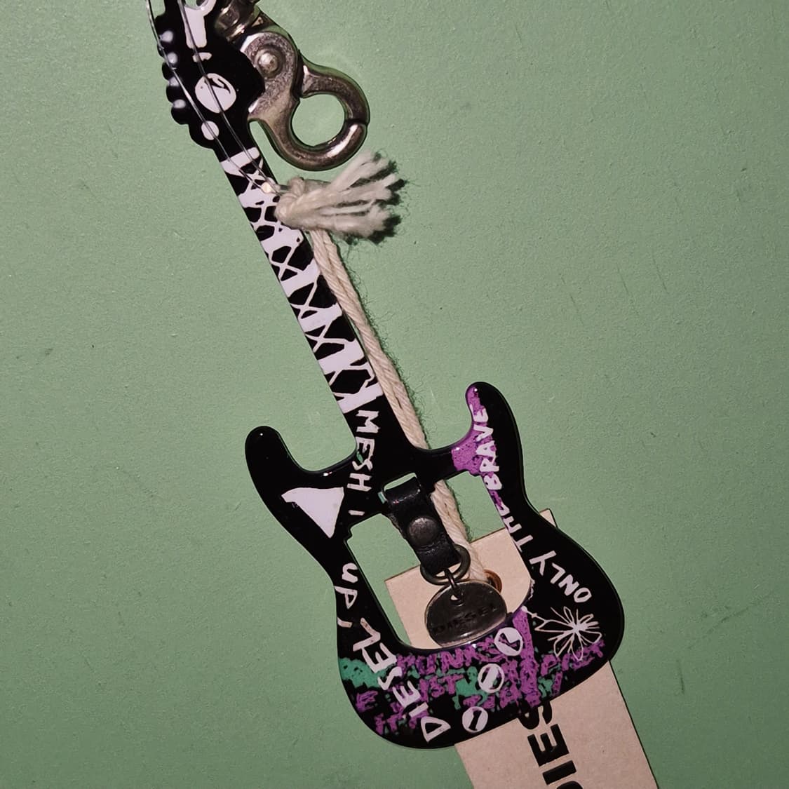 00s 디젤 레트로 그래피티 메탈 기타 빅 키링 상품이미지7